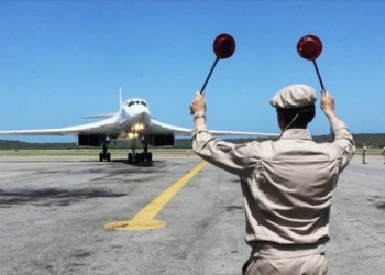 Manobras. Bombardeiro russo Tu-160 taxia na pista de Maiquetía, na Venezuela, em 2013