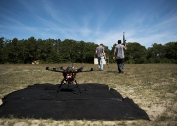 Jacob Regenstein e Ben Krosner participam de teste com drone no Estado americano de Massachusetts Foto Hilary Swift