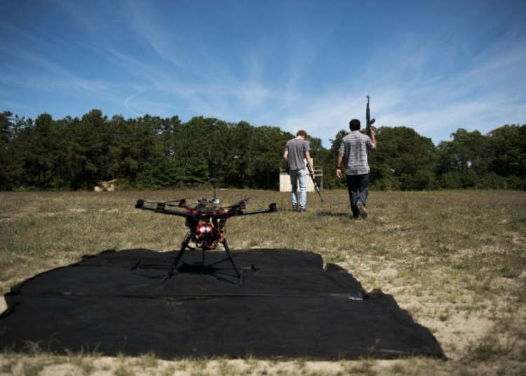 Jacob Regenstein e Ben Krosner participam de teste com drone no Estado americano de Massachusetts Foto Hilary Swift