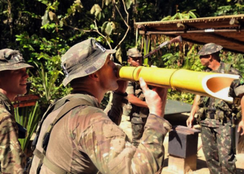Na primeira fase do estágio, os estrangeiros aprenderam técnicas de sobrevivência na selva, desde como obter comida e água até se proteger de animais peçonhentos. (Foto: Exército Brasileiro)