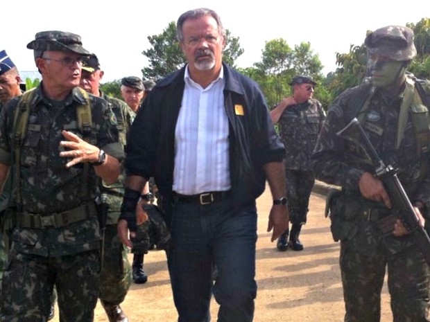 Ministro da Defesa visita região de fronteira no Amazonas (Foto: Rôney Elias/Rede Amazônica)