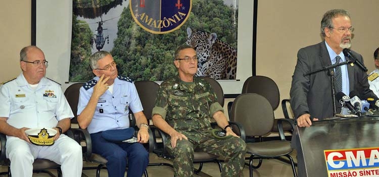 Os comandantes da Marinha, do Exército e da Aeronáutica acompanharam o ministro Jungmann em Manaus-Foto sargento Medeiros/CMA