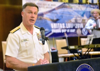 O Contra-Almirante Sean S. Buck, comandante das Forças Navais do Comando Sul dos EUA, se dirige aos participantes da UNITAS 2016. (Foto: Segundo Sargento Jacob Sippel/Marinha dos EUA))