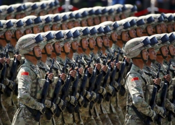 Soldados do Exército Popular da China (Foto: Damir Sagolj / Reuters)
