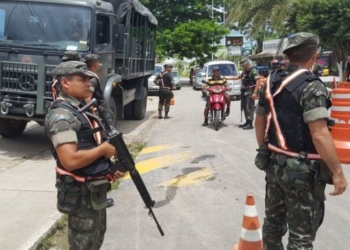 Durante três dias, a BBC Brasil presenciou policiamento na fronteira apenas uma vez, numa demonstração do Exército Foto Felipe Souza