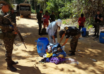 Com a Polícia Federal, os militares identificaram atividade ilegal de garimpo às margens do rio Uraricoera. Foram encontrados e apreendidos 1.790 gramas de ouro na posse de 12 pessoas. (Foto: Exército Brasileiro)