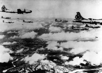 (GERMANY OUT) Korean war 25.06.1950-27.07.1953: USAF bomber sqadron B-29 on mission against enemy positions . october 1950 (Photo by ullstein bild/ullstein bild via Getty Images)