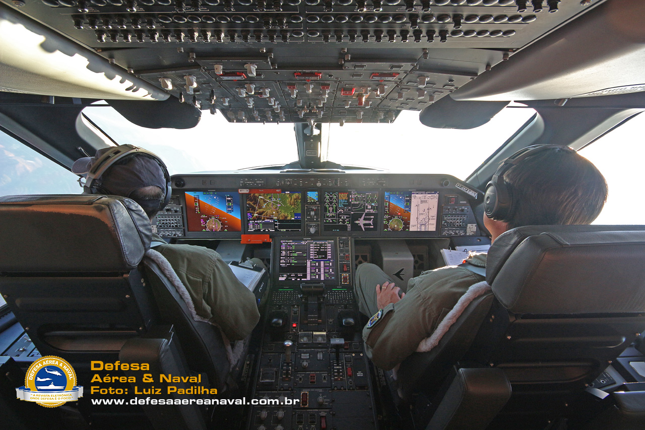 Cockpit do KC 390 futura aeronave de carga e reabastecedora da FAB