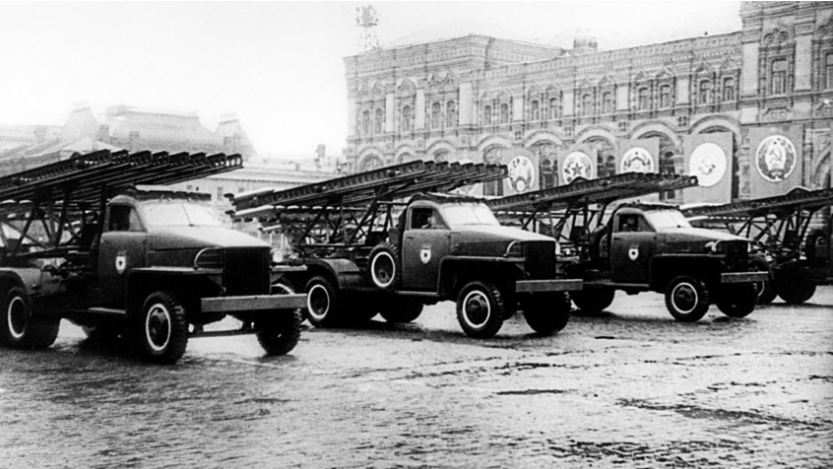 Caminhões com BM-13 Katiucha  desfilando na praça vermelha em 1945