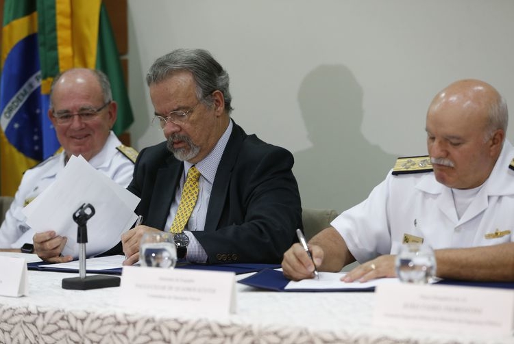 O ministro Raul Jungmann assina acordo que libera recursos para a Marinha implantar sistema de monitoramento contra o tráfico de drogas e armas pelo mar - Fernando Frazão/Agência Brasil
