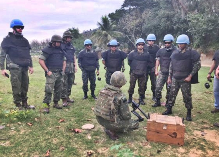 Sete militares brasileiros e dois peruanos participaram do Estágio de Ação contra Minas, do Centro Conjunto de Operações de Paz do Brasil. (Foto: Exército Brasileiro)