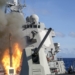 USS Mustin lança um foguete anti-submarino durante um exercício de fogo real.