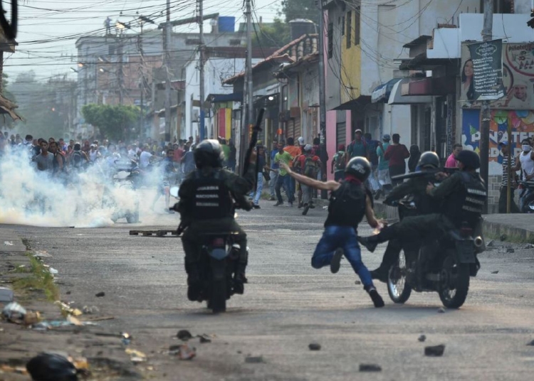 Guarda Nacional venezuelana entra em confronto com manifestantes na cidade venezuelana
de Ureña - Juan Barreto/AFP