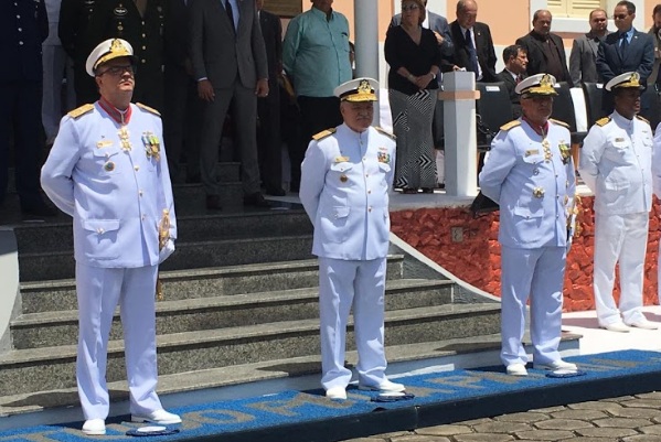 O vice-almirante Carlos Alberto Matias passou o comando do Com9°DN para o contra-almirante Paulo César Colmenero Lopes (Foto: Reinaldo Maquiné)