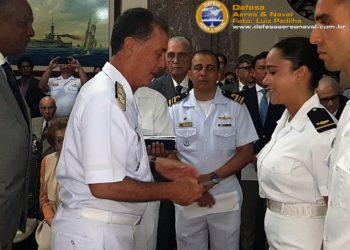 Comandante da Marinha, Almirante de Esquadra, Ilques Barbosa Júnior, entrega o prêmio do concurso de radação "Amazônia Azul"