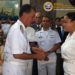 Comandante da Marinha, Almirante de Esquadra, Ilques Barbosa Júnior, entrega o prêmio do concurso de radação "Amazônia Azul"