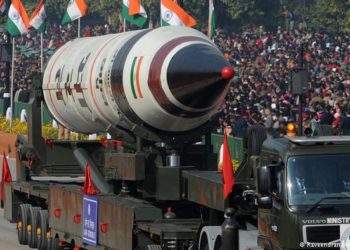 Míssil intercontinental exibido durante parada militar na Índia