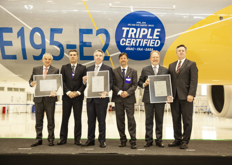 Executivos da Embraer e representantes da ANAC, EASA e da FAA durante a cerimônia de certificação do E195-E2