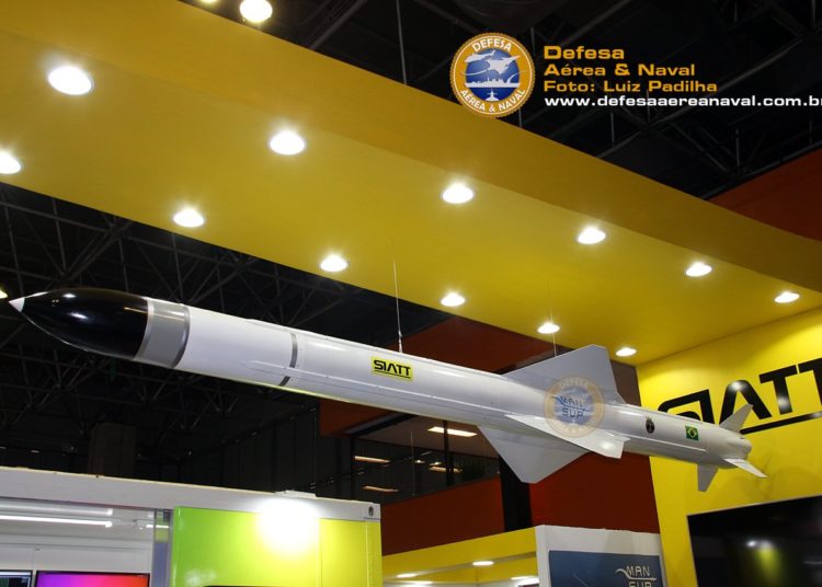 Míssil antinavio MANSUP desenvolvido pela SIATT em conjunto com a Avibras para a Marinha do Brasil