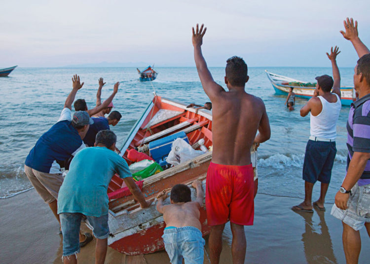 Traficantes roubam os motores dos pecadores em Punta Araya - Foto Rodrigo Abd (AP)