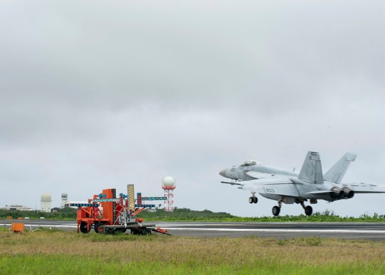 Caça F-18 Super Hornet pousando em Iwo Jima-Japão