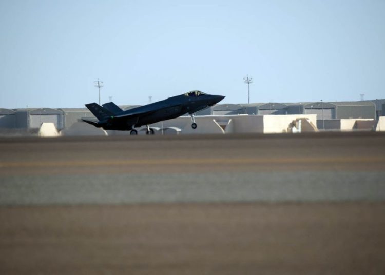 Um F-35A Lightning II é visto na Base Aérea de Al Dhafra, Emirados Árabes Unidos, em abril de 2019. CHRIS THORNBURY