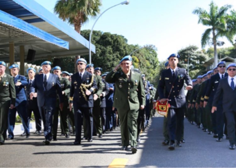Cerca de 200 militares que já atuaram em missões de paz desfilaram para
 marcar o dia que os homenageia