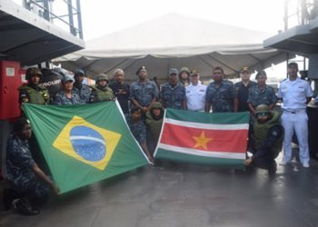 Militares da Marinha do Brasil e do Suriname após adestramento no NPa “Guanabara”