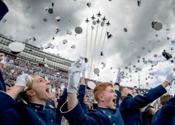 Os cadetes da Academia da Força Aérea dos Estados Unidos jogam seus quepes no ar enquanto os Thunderbirds voam sobre suas cabeças durante a cerimônia de formatura dos cadetes no Estádio Falcon, quinta-feira, 30/05/2019, em Colorado Springs, Colorado. ANDREW HARNIK / AP