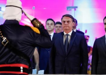 Presidente Jair Bolsonaro acompanhou cerimonial da Festa Nacional da Artilharia ao lado do governador Eduardo Leite | Foto: Alan Santos / PR / CP