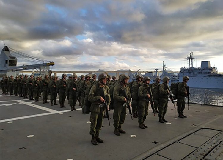 Alunos realizam desembarque do Navio de Desembarque de Carros de Combate “Almirante Saboia”