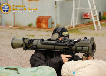 Editor do DAN com o canhão sem recuo Carl Gustaf M4 na Suécia