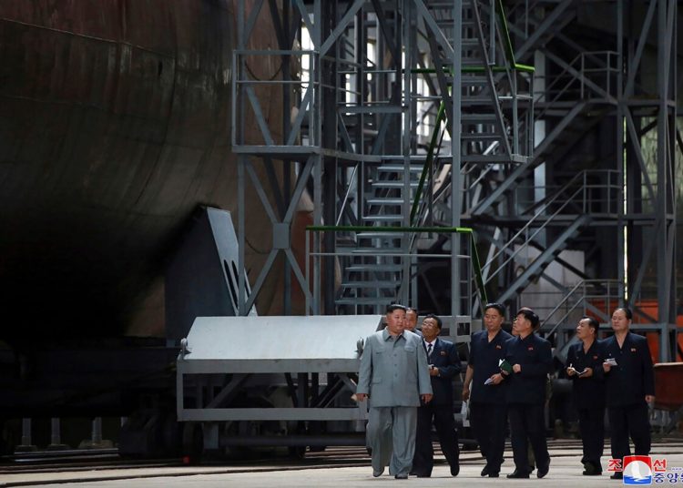 23 de julho de 2019, Kim Jong Un inspeciona um submarino recém-construído a ser implantado em breve, em um local desconhecido na Coreia do Norte. (Agência Central de Notícias da Coréia / Coréia do Serviço de Notícias via AP)