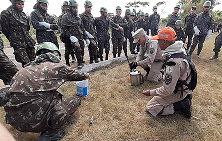 Soldados do Exército se preparando para ajudar a apagar incêndio durante as queimadas na Amazônia