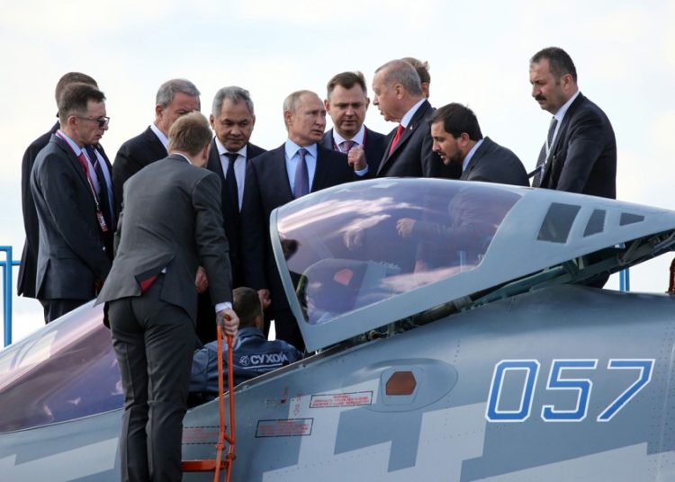 Vladimir Putin e Recep Tayyip Erdogan inspecionam um caça Sukhoi Su-57 em Moscou na terça-feira, 27 de agosto de 2019.
ANDREY RUDAKOV / BLOOMBERG