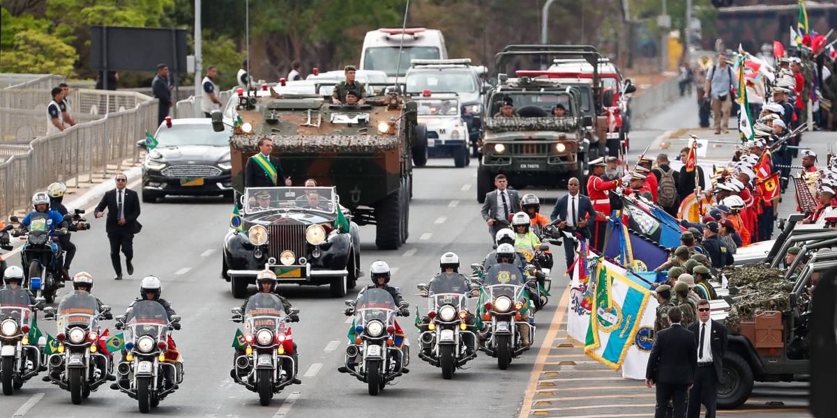 Milhares de pessoas prestigiam o desfile de 7 de Setembro em Brasília