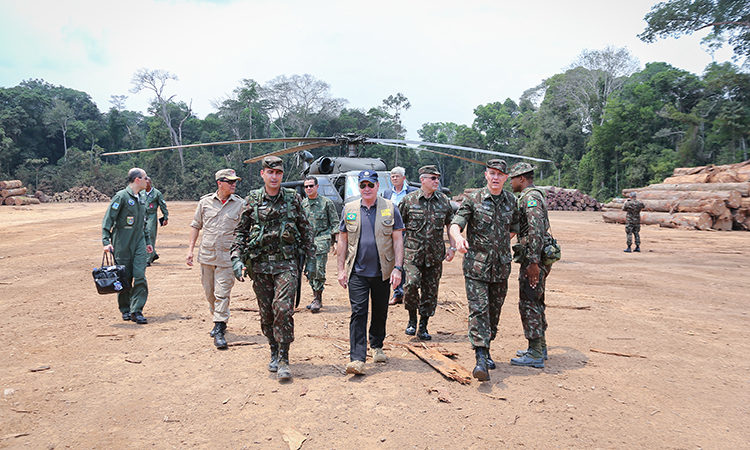 O Ministro da Defesa, Fernando Azevedo, acompanhou o andamento das atividades realizadas no âmbito da Operação Verde Brasil, em Rondônia