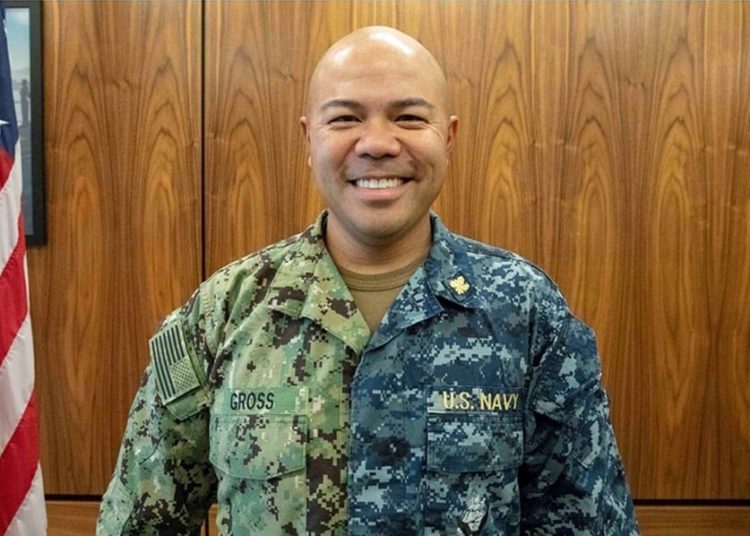 Marinheiro posa com uniformes de trabalho da Marinha Tipo I e III. O uniforme Tipo 1, informalmente chamado de Blueberry, não será mais autorizado para uso a partir de 1º de outubro de 2019.
