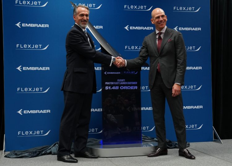 Michael Amalfitano (à esquerda), Presidente e CEO da Embraer Aviação Executiva, e Michael Silvestro, CEO da Flexjet, comemoram acordo de US$ 1,4 bilhão.