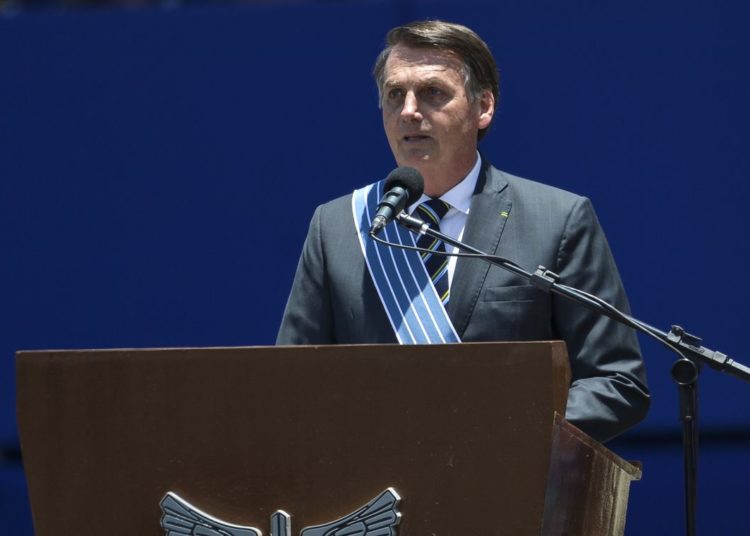 O presidente Jair Bolsonaro participa da cerimônia comemorativa ao Dia do Aviador e ao Dia da Força Aérea, em Brasília.