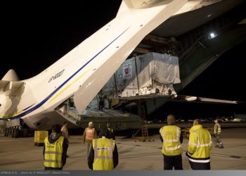 O contêiner do CHEOPS sendo carregado em um avião cargueiro Antonov, juntamente com um outro satélite da Airbus