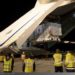O contêiner do CHEOPS sendo carregado em um avião cargueiro Antonov, juntamente com um outro satélite da Airbus