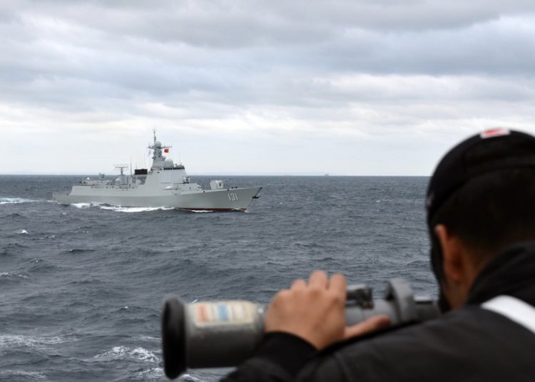 Um membro da JMSDF a bordo do destróier JS Samidare observa o destróier chinês Taiyuan durante um exercício conjunto ao sul do Japão na semana passada-Foto JMSDF