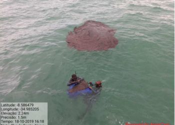 Recolhimento de óleo no mar pelos mergulhadores do Navio-Patrulha Goiana