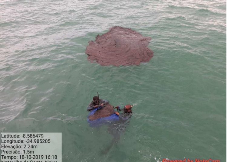 Recolhimento de óleo no mar pelos mergulhadores do Navio-Patrulha Goiana