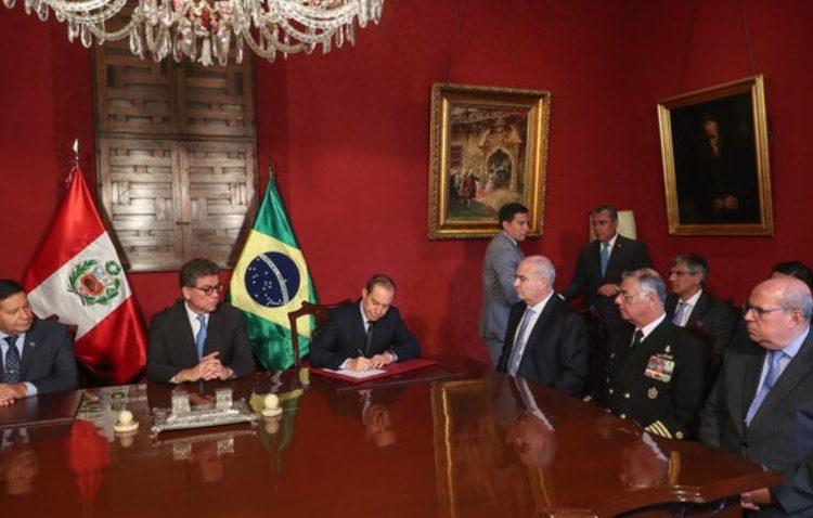 Vice-Presidente do Brasil, Hamilton Mourão e o Ministro da Defesa do Peru, Walter Martos, durante a assinatura da “Declaração de Intenções”