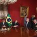 Vice-Presidente do Brasil, Hamilton Mourão e o Ministro da Defesa do Peru, Walter Martos, durante a assinatura da “Declaração de Intenções”