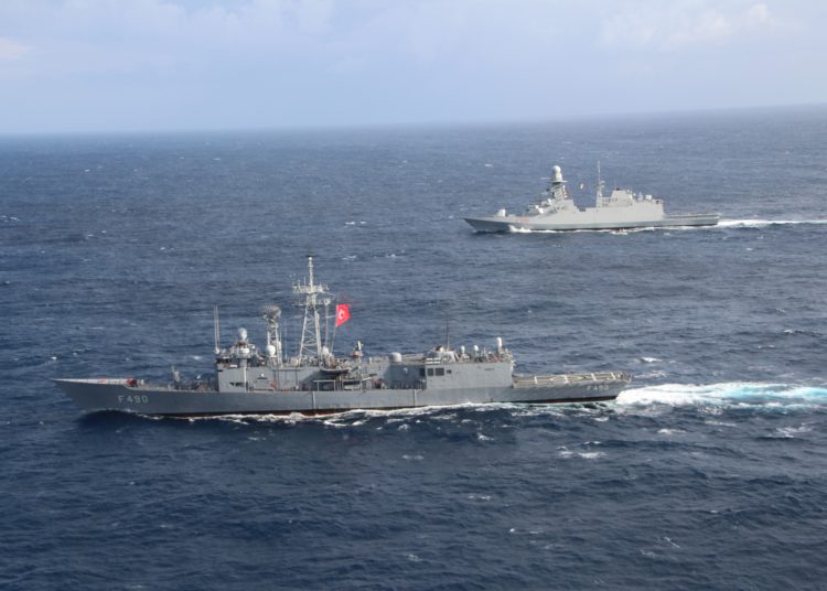 Fragatas da Turquia e da Italia realizando a PASSEX no Mediterrâneo Foto T.C. Millî Savunma Bakanlığı