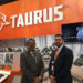 CEO Global da Taurus, Salesio Nuhs, e o novo CEO da Taurus USA, Bret Vorhees, na Shot Show
