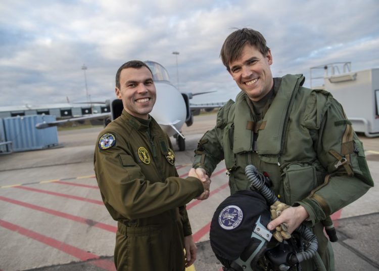 O Capitão Filip Arildsson e Marcus Wandt, piloto de testes da Saab. Foto: Per Kustvik/Saab